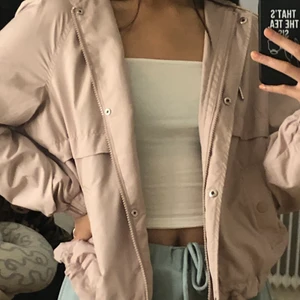 Rosa jacka - Söt rosa beige jacka från H&M🤩 Använd ett mycket fåtal gånger, men tyvärr kommer den inte till användning längre. Helt fri från skador! Relativt tunt material, bra att ha på våren eller tidig höst. Storleken är XS men den passar definitivt till större storlekar beroende på hur man vill att den ska sitta. Frakt tillkommer💓
