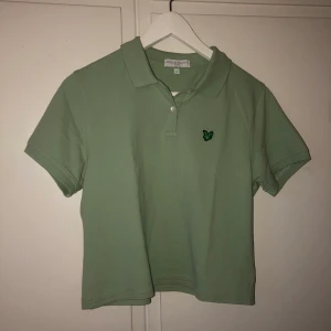 Piketröja - Impulsköp, aldrig använd av mig ❤️ det är storlek L men sitter som en S tycker jag. skulle vara snygg under sweatshirt