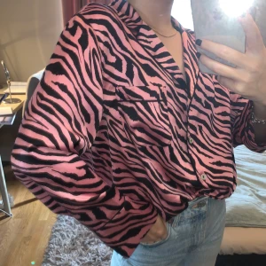 Victorias secret pyjamasskjorta - Pyjamas skjorta från victorias secret köpt förra vintern. Jätteskönt material och funkar både som pyjamas och till fest. Köpt för 500