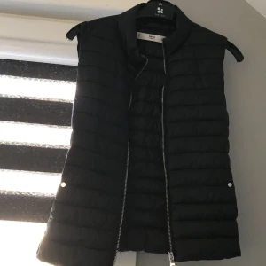 Väst från Mango - Väst ifrån mango som köptes förra hösten, verkligen jättefin och passar till de mesta. Använd sparsamt så den har inga defekter någonstans. (Nyskick) Inköpspriset 300kr säljs för 200kr + frakt! Har ni frågor hör bara av er!!💖