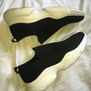 Svarta pullover sneakers  - Svarta pullover sneakers med vit sula från Lager 157! Skorna är i storlek 39, men något små i storleken måste jag ändå säga! Skorna är använda 1 gång så dom är i bra skick + otroligt sköna verkligen 😊