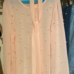 Baby pink blouse - Baby pink färgad me pärlor på och vidga armar är oanvänt säljer den för storlek passar inte mig 