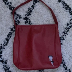 Betty boop shoulder bag.  - Väldigt fin Betty boop shoulder bag❤️ Ger Y2K vibes. Väskan är i bra skick och har inga skador. 200kr + frakt eller mötas. Bud sker via dm. 💫 