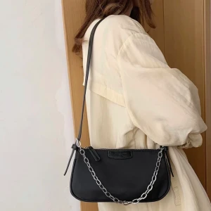 Svart väska  - Jag säljer min svarta handväska som även kan användas som sidoväska. Väskan är jätte fint skick, den säljs pågrund av att jag har för många väskor. FRAKTEN INGÅ, skriv om du är intresserad eller om du vill köpa💞