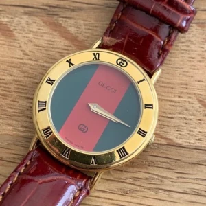Gucci armbandsur - Säljer ett guldpläderat armbandsur GUCCI inköpt från auktion i Schweiz. Aldrig använd av mig, endast testad på bild. Säljes på grund av att jag vann två likadana på auktion och behåller en av dem.  År 1990-1999. 