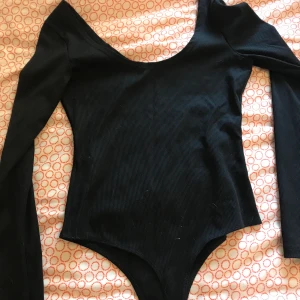 Svart body från Bikbok - Svart body men urringning i ryggen från bikbok använd endast en gång. 