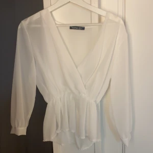 vit korsad top, storlek 38 - Vit korsad top, lite genomskinlig, från boohoo i storlek 38, aldrig använd, säljs för 120kr (om man kan mötas upp)