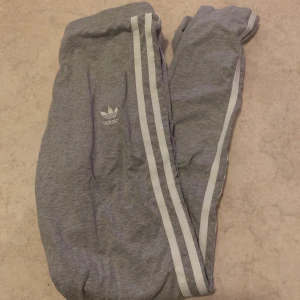 Adidas gråa tights - Adidas träningstights Endast använda en gång   Frakt kan erbjudas 🌸 