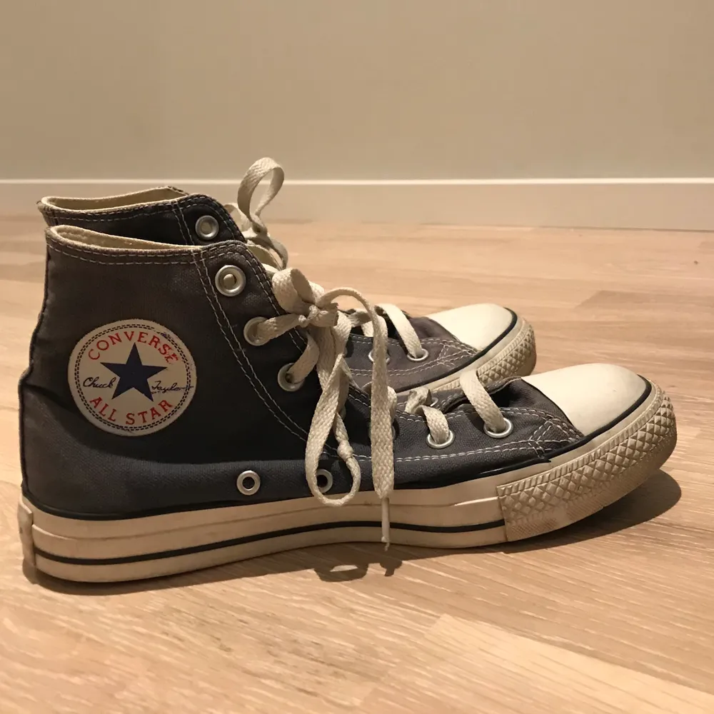 Blåa Converse skor i bra begagnat skick. Jag köpte dem nya för drygt 2 år sedan och är använda hyfsat mycket. Dem är en aning solblekta, men det är inget man tänker på 💜 . Skor.