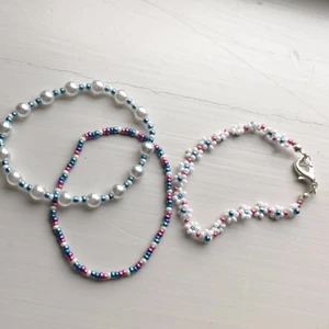 Armband - Nya armband 💙💜 bara blommor: 69kr, bara små pärlor: 39kr, små och stora pärlor: 55kr,  köp alla 3 för 150kr inklusive frakt 