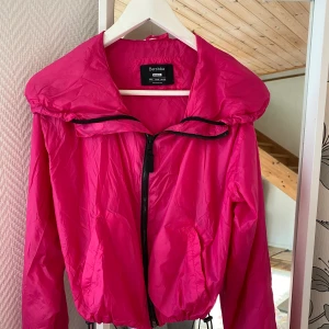 Regn jacka , Oanvänt  - Regn jacka från Bershka 