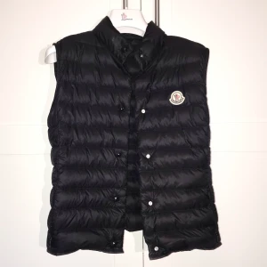 Moncler väst - Moncler väst. Fint skick då den är använd fåtal gånger. Skyddspåsen medföljs om så önskas, likaså kvitto. Köpt i moncler butiken i Sthlm. NYPRIS: 4840kr. Den är i storlek 0, vilket motsvarar XS/S. Köparen står för frakten <3