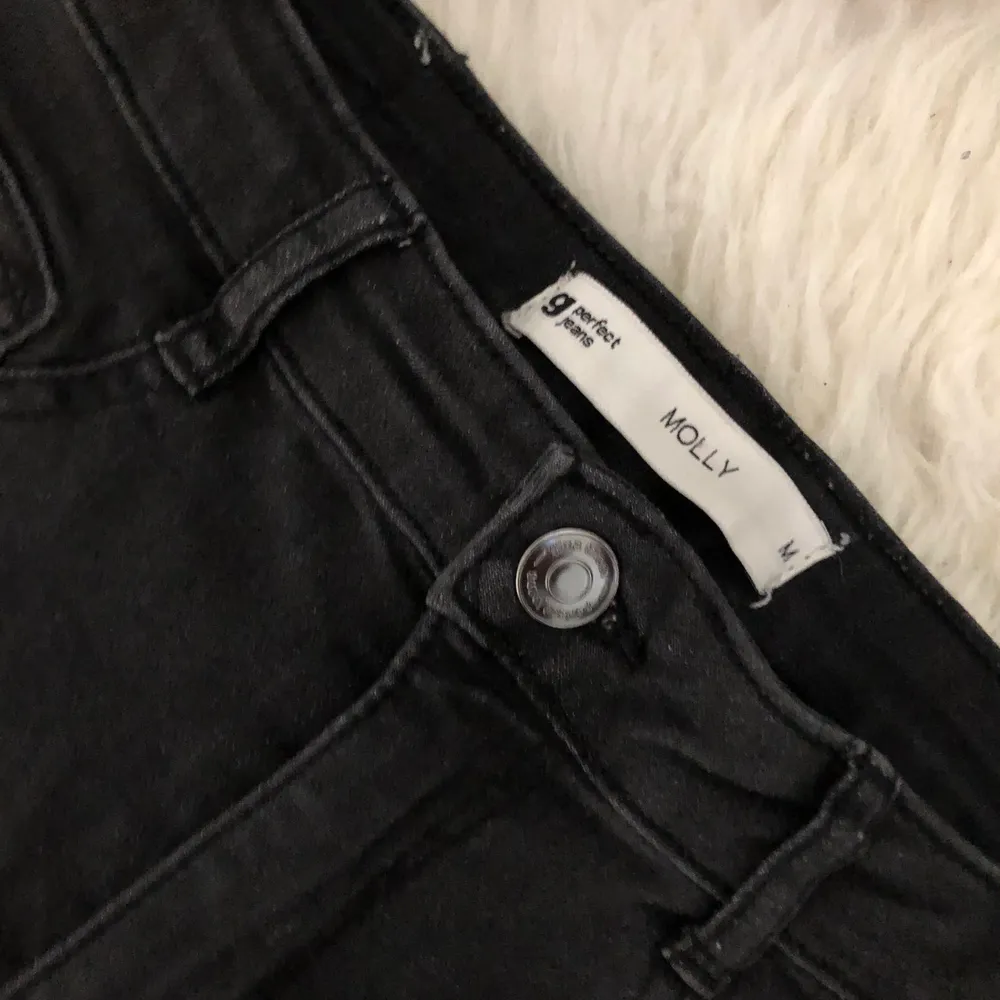 Raka svarta jeans utan hål från Gina Tricot i Molly modellen. Använda fåtal gånger. Stretchiga. Köparen står för frakten.. Jeans & Byxor.