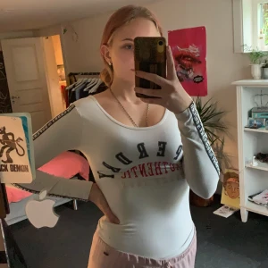 Super dry boddy vit - Jätte bekväm boddy i t-shitt matrial ifrån superdry. Knappt använd, fint skick och inga synliga fel! Sitter tight men är i stretchigt matrial.