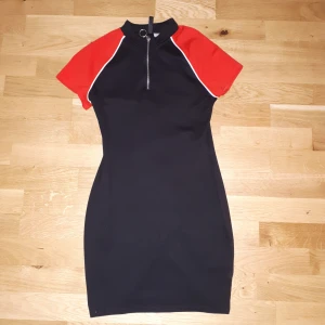 Svart ock vit klänning  - En svat och vit klänning med dragkedja på mitten 