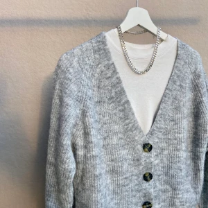 Grå stickad kofta - Säljer min gråa stickade kofta i storlek XS, men skulle säga att den är mer S 🌻🌻 Den är super mjuk och varm till hösten 🌾🍁 Koftan är i så gott som nyskick ✨✨ Är du intresserad så kontakta mig, köparen står för frakten 📦 📦  (bud: 185)