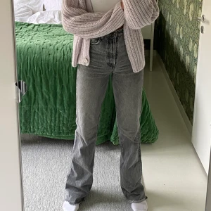 Grå Zara jeans  - Jättefina grå Zara jeans i bra skick i storlek 34. Kan mötas vid gröna linjen annars står köparen för frakt.💗😊