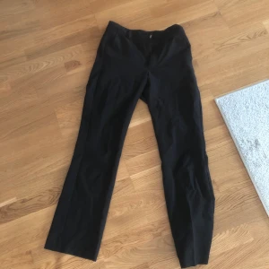 Kostymbyxor, bikbok - Stolek:36. Kostymbyxor som är lite bredare nertill. 