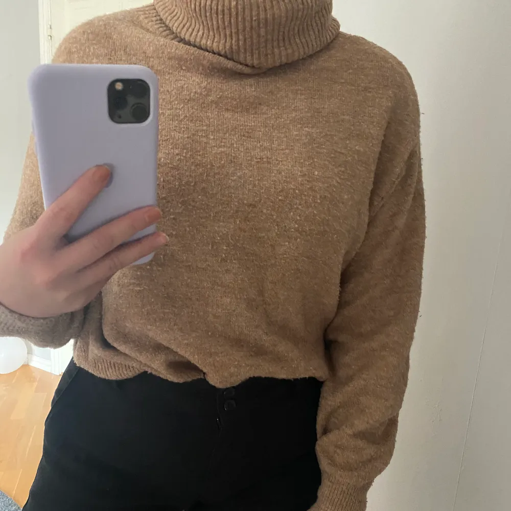 Säljer min stickade beige/bruna turtle neck tröja i storlek S för 80kr+frakt. Stickat.