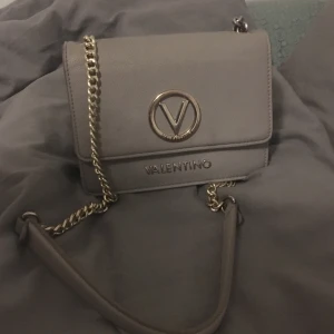 Valentino - Valentino väska , äkta. Med guld detaljer , bra skick! Nypris :1200 kr