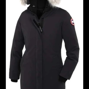 Canada goose Victoria  - Jag säljer min canada goose vinter jacka. Modellen är Victoria parka dam, köptes förra vintern. Äkta men inget kvitto, går att ringa canada goose för att bevisa att jackan är äkta , inga skador eller repor, är i bra skick, man ser att den är lite använd men inget som syns. Storlek S och säljs för halva priset, hör av er för fler bilder. Pris kan diskuteras vid snabb affär                       Kan möjligtvis byta mot pjs long bear Xs