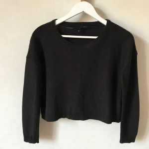 Croppad svart kofta, 34 - Superfin svart cropped kofta! Storlek XS eller 34. 100% akryl  Kan mötas runt Stockholm/Södermalm eller skicka mot fraktkostnad! ✨🌸✨