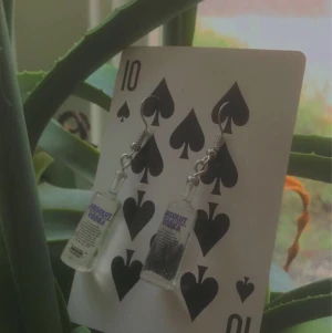 As feta Absolut Vodka örhängen🥂✨🍾 - ❗️BUDGIVNING IGÅNG PÅ SISTA PARET JUST NU❗️Sålt flera par av dessa innan men nu är berlockerna slut, har endast ett par kvar (de ni ser i bilderna) Dom är ca 3cm ”långa” och har pluppar där bak❤️Startar på 50kr+frakt, buda med minst 10kr, bud+frakt