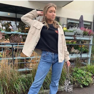  Manchesterjacka/skjorta  - Säljer engla löf gamla Manchesterjacka/skjorta från Nakd (instgram englalof). Beroende på hur man vill att den ska sitta så passar den allt får xxs till en M/L 