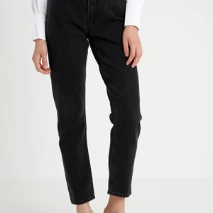 Kimono extra long - Mom-jeans från Monki i svart! En liten vit fläck på ena benet, som förmodligen går bort i tvätten. Knappt använda annars!✨