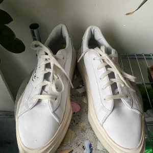 Adidas Sleek, spetsiga sneakers 41 1/3 - Vita sneakers i skinn från Adidas med spetsig tå. Sparsamt använda, fint skick. Tjock plattformssula i gummi, mockadetaljer. 
