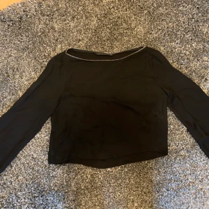Zara blus - Jättefin svart blus från Zara med dragkedjedetalj. Använd fåtal gånger. Storlek S men lite liten i storleken. Kan mötas upp eller skickas mot fraktkostnad.