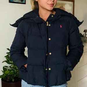 Ralph Lauren jacka  - Ralph Lauren jacka i marinblå från barnavdelningen. Storlek XL(16) Jag är en storlek S i vanliga fall, men kan skicka mått om det är intressant. 