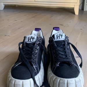 Eytys Odessa strl 37 - Säljer mina Eytys, modellen Odessa i storlek 37. Endast använda ett fåtal gånger så dom är i bra skick. Jag har bytt färg på skosnörna från vitt till svart, vill man ha vitt kan jag fixa det. En lila eytys-påse tillkommer vid köp. Ursprungspris: 1500kr