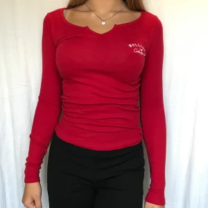 Hollister tröja strl S - Tröja från hollister köpt förra året och är helt oanvänd då det inte är rätt storlek för mig. 80kr + frakt 😊