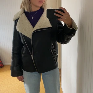 Höstjackan  - Säljer denna jacka som är perfekt till hösten❤️den kommer från mango och är aldrig använd ❤️ storlek S!Det går att reglera med dragkedjan hur du vill att jackan ska sitta och se ut. Jätte skönt material inuti som ni ser på bilden och den håller en varm! 😁😁 coola detaljer utanpå. Skriv om ni vill ha fler bilder så skickar jag i chatten 