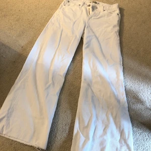 Vita Manchester byxor  - Säljer dessa fina, vita byxor i Manchester material. De är utsvänga i benen. Storlek 24, men passar mig som har 25 i midjan. Nyskick. 