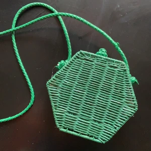 Annorlunda väska  - Grön väska från Zara. 