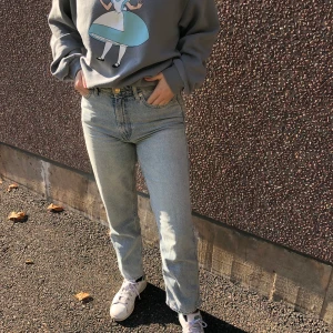 Jeans! - Jeans med blå tvätt från river Island. Har växt ur dem så möste sälja dem tyvärr, dem har blivit lite för korta för mig som ni kan se på den tredje bilden och jag är 164 cm.