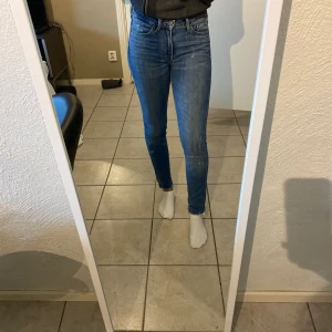 Blåa jeans - Jeans från HM. Väldigt sköna och snygga till vardagen. Knappt använda. Frakten ingår inte
