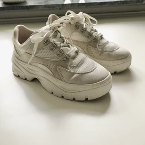 Chunky sneakers - Chunky sneakers i vitt/beige, använd kanske 8 gånger. Fint skick! 