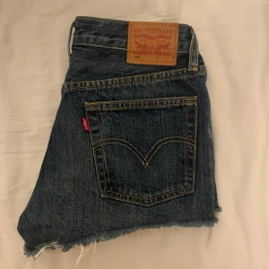Levi’s Shorts  - Säljer dessa sjukt snygga nöstan helt oanvända shorts från Levi’s i strl. 26. Nypriset är 549kr, säljer dem för 300 + frakt. Dem är insydda i midjan men det går lätt att sprätta upp!