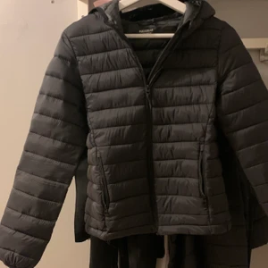 Jacka  - Svart jacka från Pull & Bear (Zalando). Säljes pga kommer inte använda den. Aldrig använd, endast testad. Nypris 260 kr 