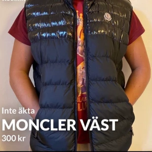 Moncler väst  - Aldrig använd, inte äkta! Väldigt bra skick. Passar storlek L/XL