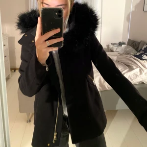 Zara kappa - Jätte söt kappa inköpt på Zara i London med guldiga dragkedjor och knappar. Väldigt bra skick och avtagbar päls (Fauxfur) på luvan. Nypriset var 1000kr