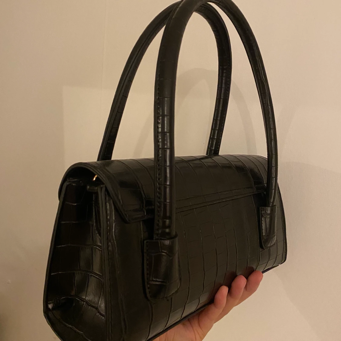 SVART HANDVÄSKA MED GULD DETALJ 🖤 - 91