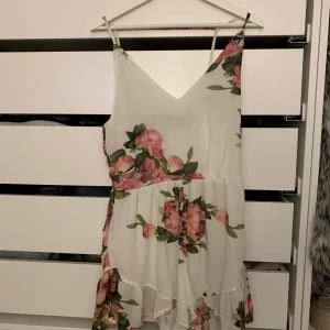 Playsuit  - Storlek xs men är väldigt stor i storleken så passar s-m. Aldrig använd då den är alldeles för stor för mig.