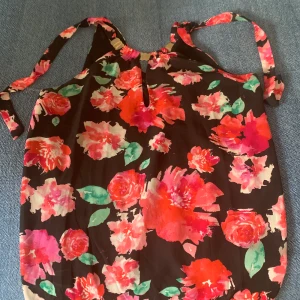 Blus  - Fin blommig blus 