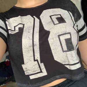 T-shirt  - Croppad T-shirt som passar S/M. Pris 40kr+ frakt🌶