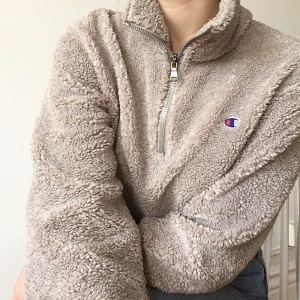 ChampionxWeekday teddy turtleneck - Säljer min Flow Sherpa Turtleneck fr. Champion x Weekday. Nypris 1200kr så skynda att fynda! Världens gosigaste men använder den inte rkt så det är dax för den att få nytt hem! bra skick, använd några gånger bara. Köparen står för frakt<3