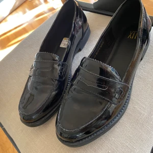 Lack-skor - Loafersliknande lackskor. Helt oanvända. Prislappkvar (köpta för 399kr) GRATIS FRAKT🦋